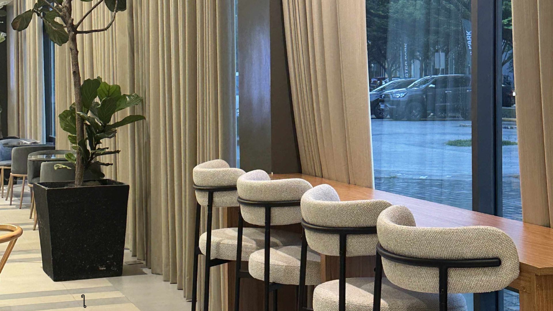 จองโต๊ะริมหน้าต่าง