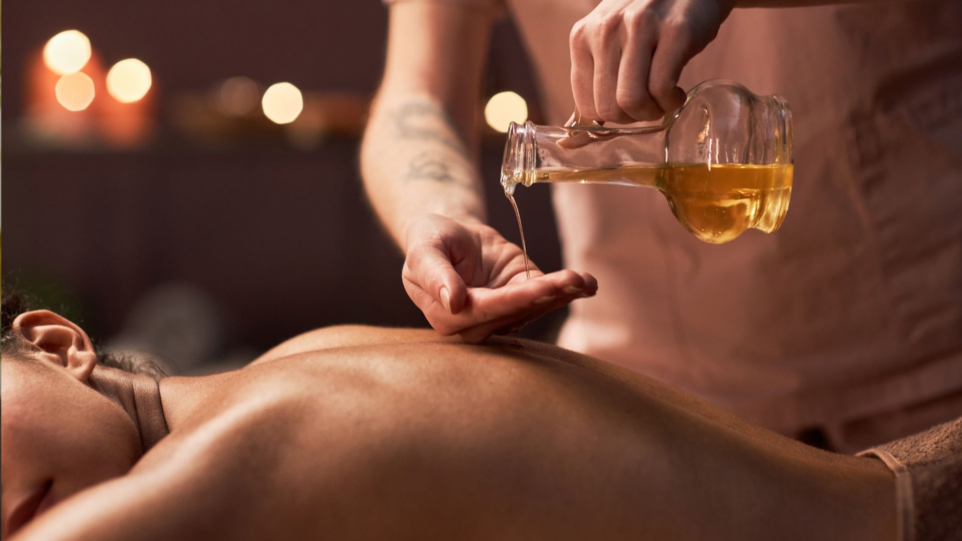 นวดน้ำมันอโรม่า (Aroma Oil Massage)